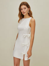 Kurzes Kleid mit asymmetrischer Schleife
